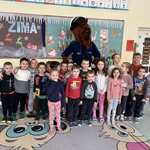 Dzieci z grupy Misie pozują do zdjecia z maskotką policyjną..jpg
