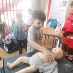 Dzieci z grupy Motylki podczas odwiedzania stoiska ratunkowego..jpg