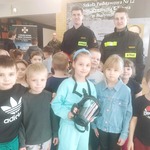 Dzieci z grupy Motylki pozują do zdjęcia z Panami Strażakami..jpg