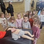 Dzieci z grupy Żabki z Panią ratownik..jpg