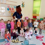 Pszczółki pozują do zdjecia z policyjną maskotką..jpg