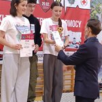 Uczniowie pozują do zdjęcia podczas wręczania nagród..jpg