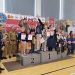 Uczestnicy pozujący do zdjęcia na podium..jpg