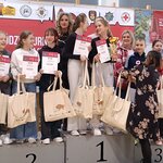 Uczniowie pozują na podium do zdjecia z nagrodami..jpg