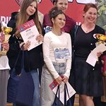 Ucznowie pozują do zdjęcia po wręczeniu nagród..jpg
