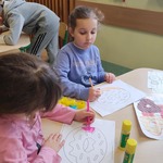 Dzieci z grupy Motylki podczas wykonywania pracy plastycznej..jpg