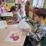 Dzieci z grupy Motylki podczas wycinania pączkowych puzzli..jpg