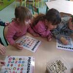 Dzieci z grupy Motylki przy stole grające w „Pączkowe bingo”..jpg
