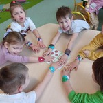 Dzieci z grupy z Biedronki prezentują wykonane przez siebie opaski donutowe na rękę..jpg