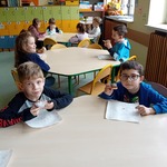 Dzieci z Sówek jedzą paczki na Tłusty Czwartek..jpg