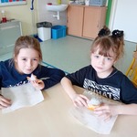 Dziewczynki z grupy Sówki degustują pączki..jpg