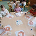 Dzieci z grupy Biedronki przyklejają watę na obrazkach donatach..jpg