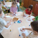 Dzieci z grupy Biedronki posypują donaty kolorowym ryżem..jpg