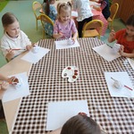 Dzieci z grupy Biedronki malują brązowa farba paczki wykonane z kartek papieru..jpg