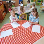 Dzieci z grupy Biedronki robią paczki z kartek papieru..jpg