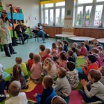 Dzieci podczas klaskania na audycji muzycznej..jpg