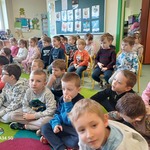 Dzieci podczas słuchania audycji muzycznej..jpg
