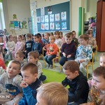 Przedszkolaki uważnie słuchają podczas audycji muzycznej..jpg