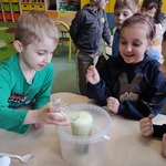 Chłopiec dolewa roztwór z sodą do roztworu z kwaskiem cytrynowym..jpg