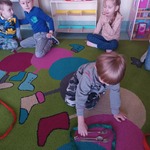 Chłopiec z grupy Biedronki sprawdza działanie magnesu..jpg