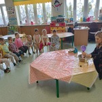 Dzieci z grupy Biedronki obserwują pompowanie balonu za pomocą butelki szklanej wypełnionej octem z dodatkiem sody..jpg