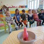Dzieci z grupy Biedronki obserwują wulkan powstały z octu_ płynu do mycia naczyń_ sody i barwnika spożywczego..jpg