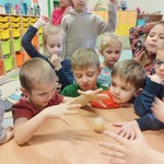 Dzieci z grupy Misie podczas eksperymentu z jajkiem..jpg