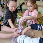 Dzieci z grupy Motylki bawią się masą sensoryczną z mąki ziemniaczanej..jpg