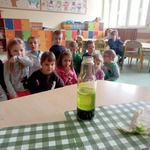 Dzieci z grupy Pszczółki w oczekiwaniu na efekt eksperymentu lampa - lawa..jpg