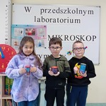 Dzieci z Sówek  z efektami eksperymentu..jpg