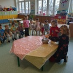 Dziewczynka z grupy Biedronki wbija ołówek do woreczka strunowego  napelnionego woda..jpg