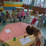 Dziewczynka z grupy Biedronki maluje mlekiem obrazek na kartce..jpg