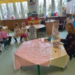 Dziewczynka z grupy Biedronki wsypuje sodę do balonika..jpg