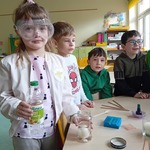 Dziewczynka z grupy Sówki wlewa ocet do słoika z jajkiem..jpg