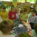 Dzieci z grupy Biedronki obserwują wulkan..jpg