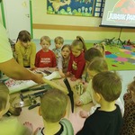 Dzieci z grupy Biedronki oglądają przyrządy służące paleontologom do pracy..jpg