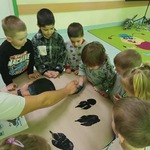 Dzieci z grupy Biedronki robią ślady dinozaurów..jpg