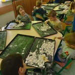 Dzieci z grupy Biedronki podczas wykonywania szczątków dinozaurów..jpg
