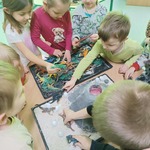Dzieci z grupy Biedronki tworzą park dinozaurów..jpg