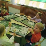 Dzieci z grupy Biedronki z wydobytymi szczątkami dinozaurów..jpg
