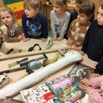 Dzieci z grupy Pszczółki oglądają narzędzia potrzebne w pracy paleontologa..jpg