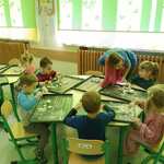 Dzieci z grupy Żabki na warsztatach paleontologicznych szukają szkieletów dinozaurów..jpg
