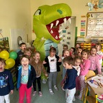 Na zdjęciu widoczne są dzieci z grupy Pszczółki oraz gość grupy Dinozaur..jpg