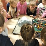 Tworzenie parku dinozaurów przez dzieci z grupy Pszczółki..jpg