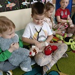 Chłopiec z grupy Sówki bada miska z stetoskopem..jpg