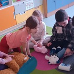 Dzieci z grupy Biedronki mierzą ciśnienie swoim misiom..jpg