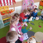 Dzieci z grupy Biedronki mierzą temperature misiom..jpg