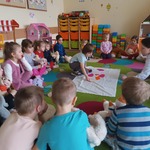 Dzieci z grupy Biedronki poznają anatomię człowieka..jpg
