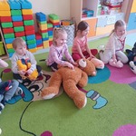 Dzieci z grupy Biedronki słuchają czy serca misiów prawidłowo biją..jpg