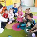 Dzieci z grupy Żabki na zajęciach ze studentami UM..jpg